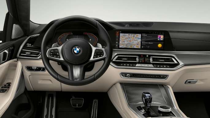 BMW X6 s paketom M Sport, kokpit. BMW X6 s paketom M Sport, notranjost s poudarkom na kokpitu.