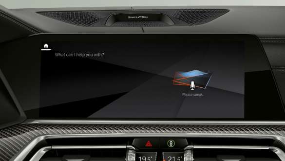 BMW Intelligent Personal Assistant na projektorju Head-Up. BMW X6, kokpit s pogledom na BMW Intelligent Personal Assistant na projektorju Head-Up.