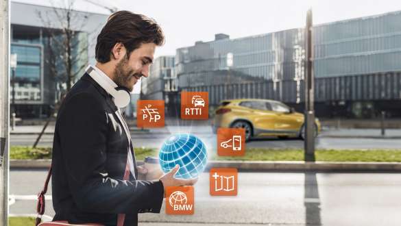 Moški drži paket Connected Professional. Moški drži v roki paket Connected Professional.