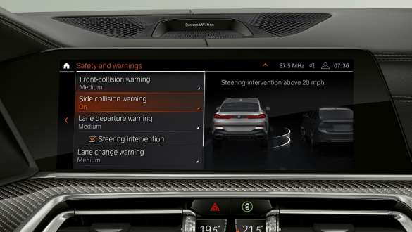Projektor Head-Up z Driving Assistant Professional. BMW X6, kokpit s pogledom na Driving Assistant Professional na projektorju Head-Up.