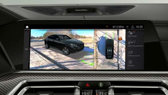 Projektor Head-Up s parkirnim asistentom Plus. BMW X6, kokpit s pogledom na parkirni asistent Plus na projektorju Head-Up.
