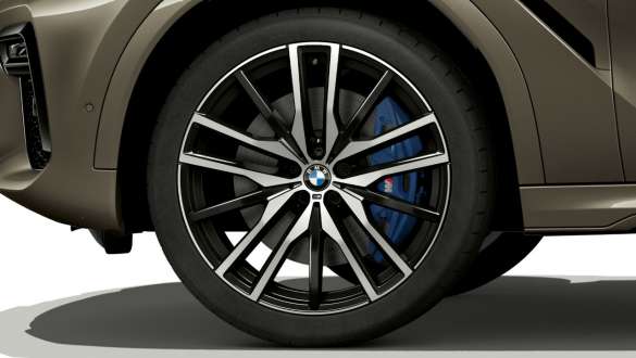 BMW X6 s poudarkom na platišču iz lahke zlitine. BMW X6, zunanjost s poudarkom na platišču iz lahke zlitine.