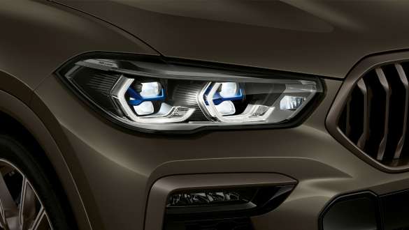 Laserske luči BMW. Pogled od blizu na BMW X6 s poudarkom na laserski luči.