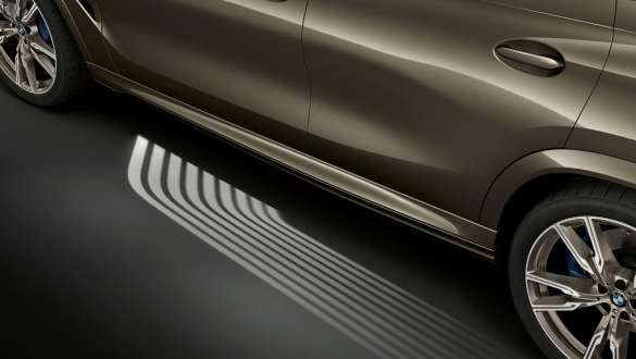 BMW Welcome Light Carpet. Stranski pogled na BMW X6 s poudarkom na Welcome Light Carpet.