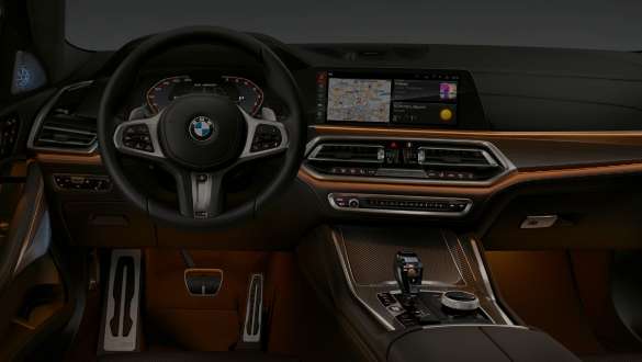 Kokpit s pogledom na ambientalno razsvetljavo. BMW X6, kokpit s pogledom na 12,3-palčni zaslon v ozadju ambientalne razsvetljave.