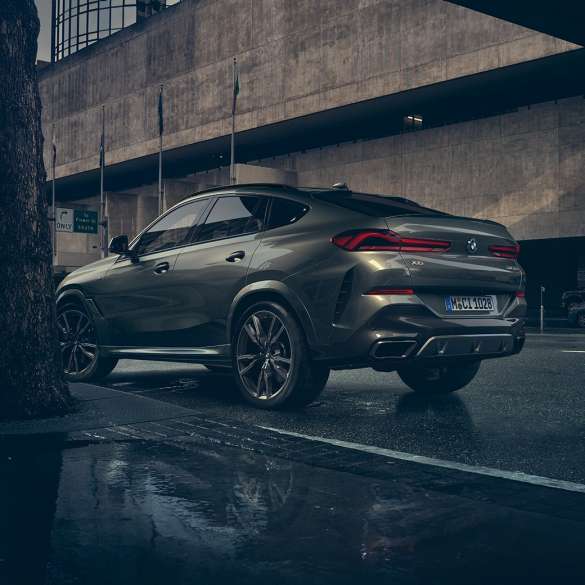 Zunanjost BMW X6. BMW X6, tričetrtinski pogled od zadaj v mestnem okolju.