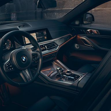 Kokpit s pogledom na 12,3-palčna zaslona. BMW X6, kokpit s pogledom na 12,3-palčna zaslona.