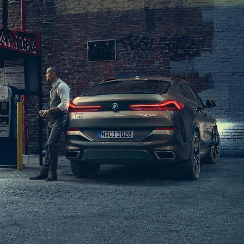 Zadek BMW X6. BMW X6, pogled od zadaj v mestnem okolju.