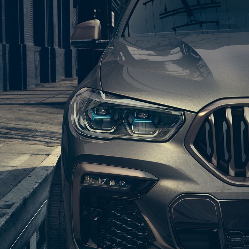 Laserske luči BMW. Pogled od blizu na BMW X6 s poudarkom na laserski luči.