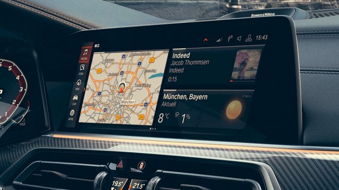 Kokpit s pogledom na 12,3-palčna zaslona. BMW X6, kokpit s pogledom na 12,3-palčna zaslona.