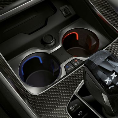 Držalo za pijačo z uravnavanjem temperature. Pogled od blizu na notranjost BMW s poudarkom na držalu za pijačo z uravnavanjem temperature.