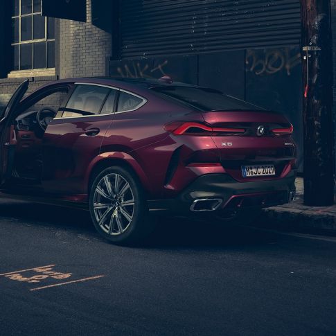 BMW X6 Individual, pogled od zadaj. BMW X6 Individual, tričetrtinski pogled od zadaj med mirovanjem.