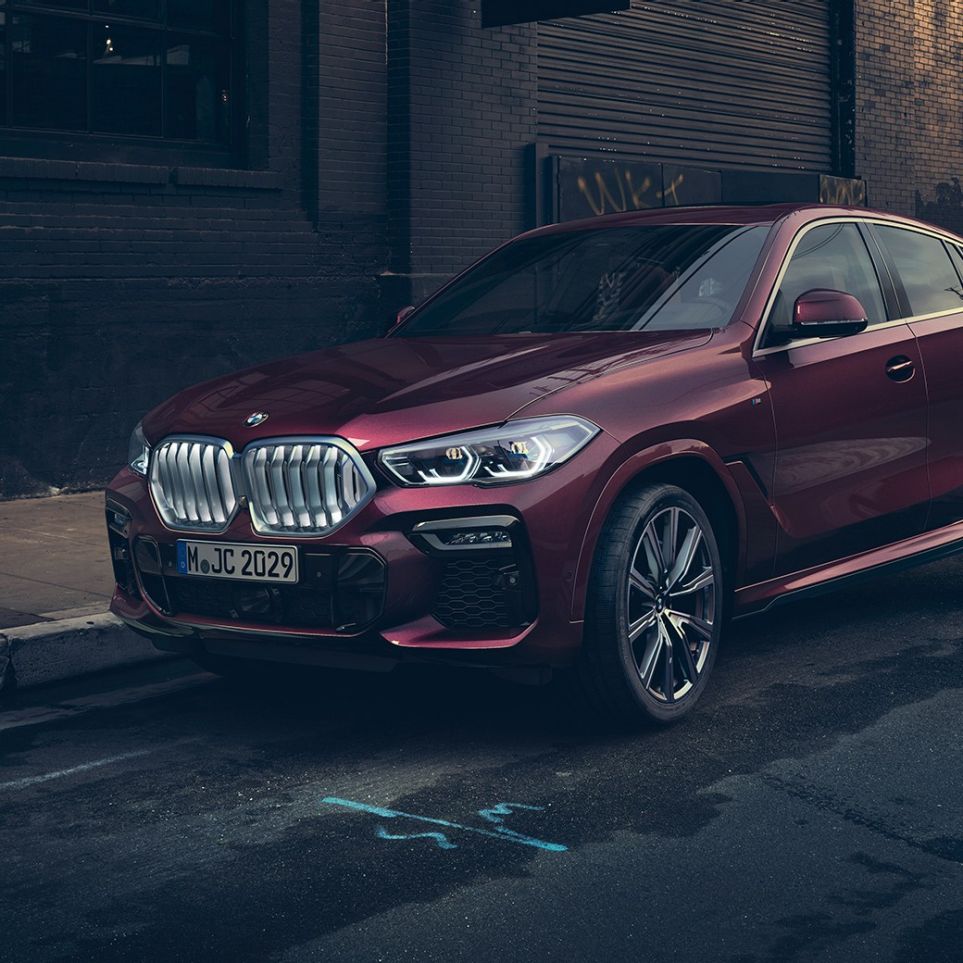 Zunanjost BMW X6 Individual. BMW X6 Individual, tričetrtinski pogled od spredaj med mirovanjem.