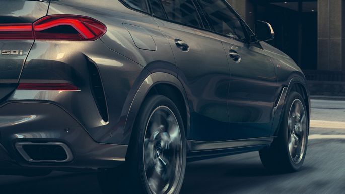 Prilagodljivo M-podvozje Professional. Tričetrtinski pogled od zadaj BMW X6.