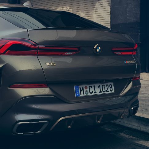 M-športni izpušni sistem BMW X6. Pogled od blizu na M-športni izpušni sistem BMW X6.