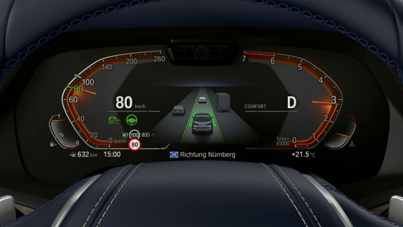 Driving Assistant Professional Driving Assistant Professional: posnetek voznikove plošče od blizu