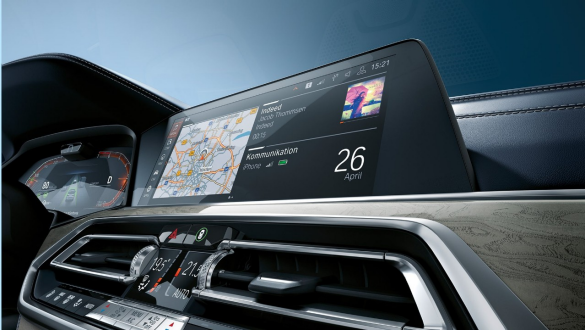 BMW Live Cockpit Professional Poševni pogled od spodaj na BMW Live Cockpit Professional