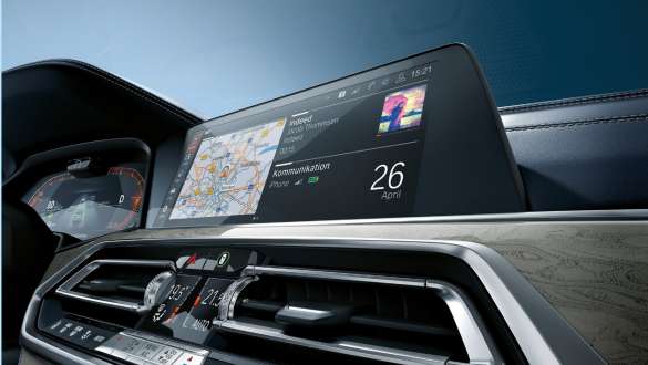 BMW Live Cockpit Professional Poševni pogled od spodaj na BMW Live Cockpit Professional
