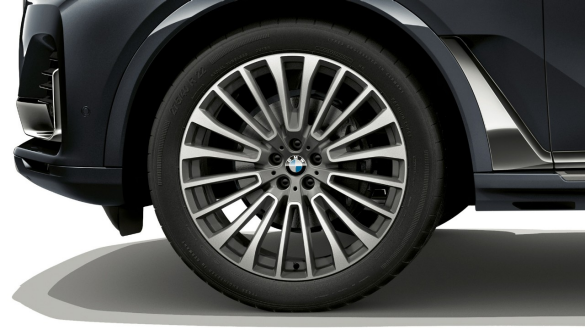 22-palčna aluminijasta platišča za BMW X7 Posnetek od blizu 22-palčnih aluminijastih platišč pri BMW X7