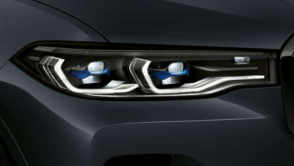 Laserska luč BMW Posnetek od blizu na sprednji del BMW X7 s poudarkom na laserski luči BMW