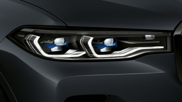 Laserska luč BMW Posnetek od blizu na sprednji del BMW X7 s poudarkom na laserski luči BMW