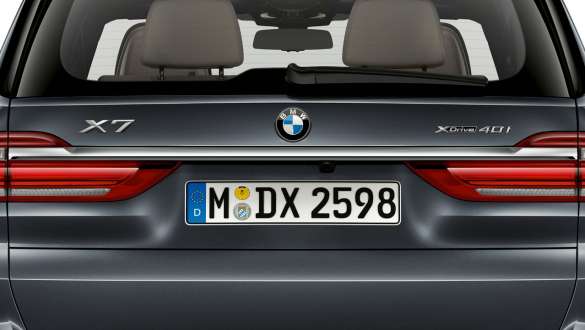 Kromirana letev na zadku Posnetek od blizu na kromirano letev na zadku BMW X7