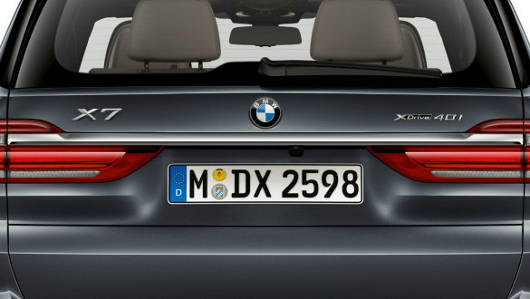 Kromirana letev na zadku Posnetek od blizu na kromirano letev na zadku BMW X7