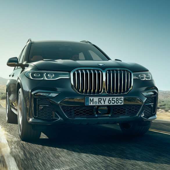 Sprednji del BMW X7 BMW X7 v barvi Arctic Grey, zunanjost, gledano od spodaj navzgor, G07 2019
