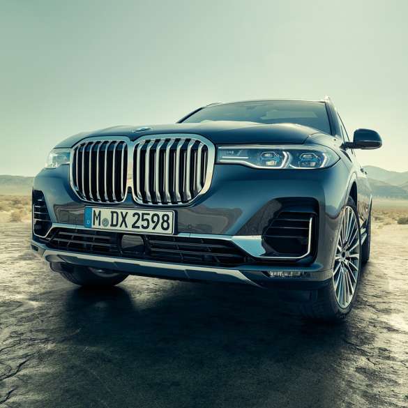 Zunanjost BMW X7, poševen pogled od spodaj Zunanjost BMW X7: poševen pogled sprednje strani od spodaj