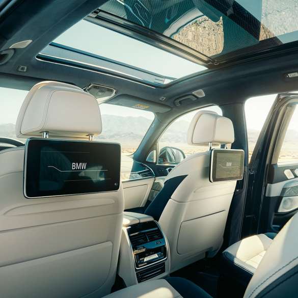 Notranjost vozila BMW X7 Notranjost vozila BMW X7: perspektiva iz tretje vrste sedežev.