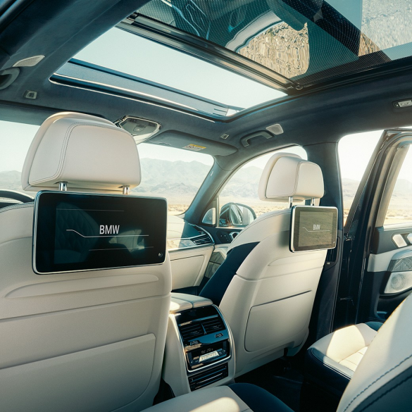 Notranjost vozila BMW X7 Notranjost vozila BMW X7: perspektiva iz tretje vrste sedežev.