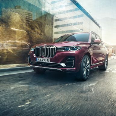 BMW Individual X7 xDrive40i, tričetrtinski pogled od spredaj BMW X7 v kovinski barvi Ametrin med vožnjo v tričetrtinskem pogledu od spredaj