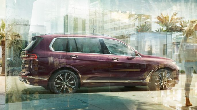 BMW Individual X7 xDrive40i, stranski pogled Stoječi BMW X7 v kovinski barvi Ametrin v stranskem pogledu