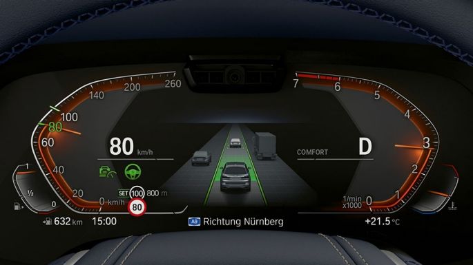 Driving Assitant Plus in parkirni pomočnik Plus Driving Assitant Plus in parkirni pomočnik Plus: posnetek instrumentne plošče od blizu