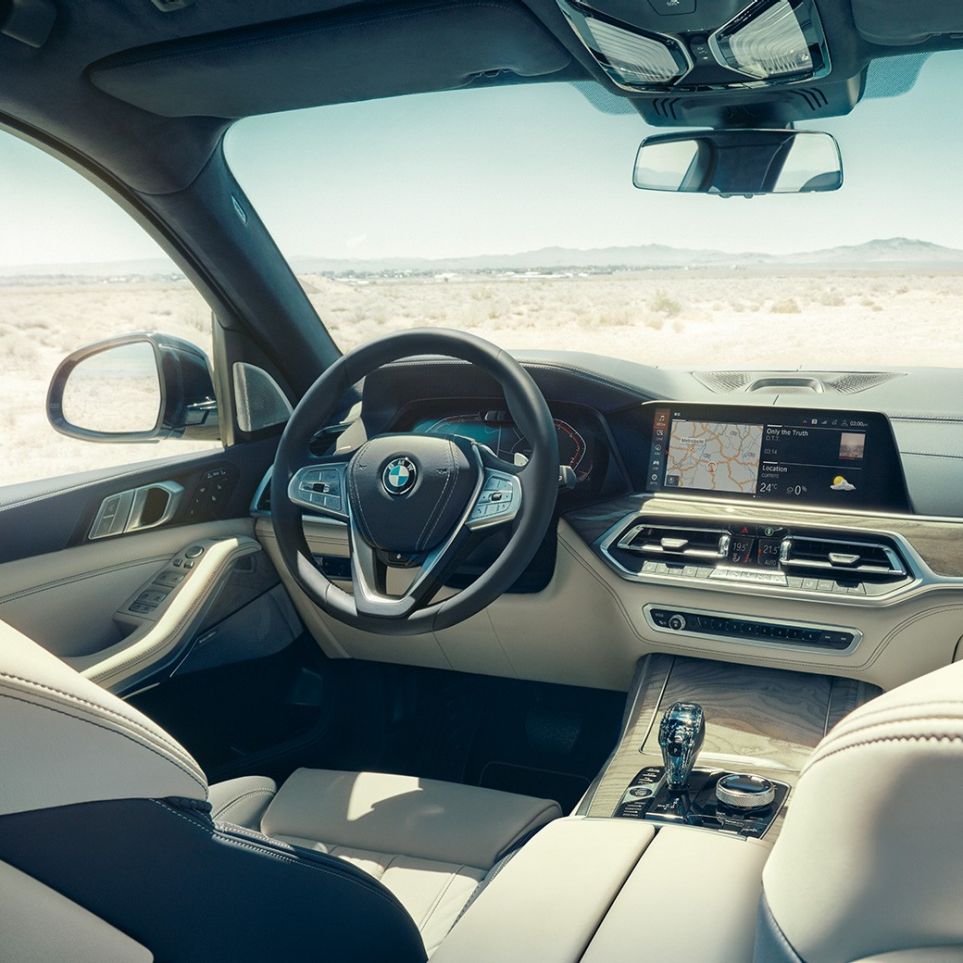 BMW Live Cockpit Professional BMW Live Cockpit Professional: pogled od zadaj na prvo vrsto sedežev s pogledom na volan in instrumentno ploščo