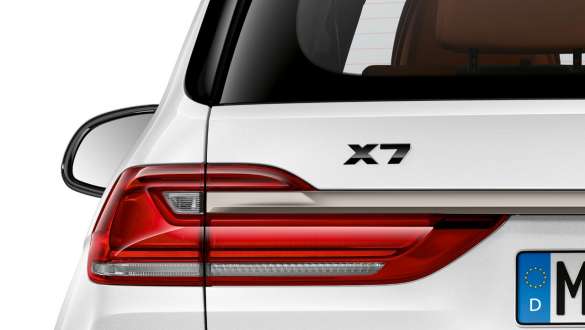 BMW X7, G07, 2019, oznaka M modela za X7 v črni barvi visokega sijaja BMW X7, G07, 2019, oznaka M modela za X7 v črni barvi visokega sijaja
