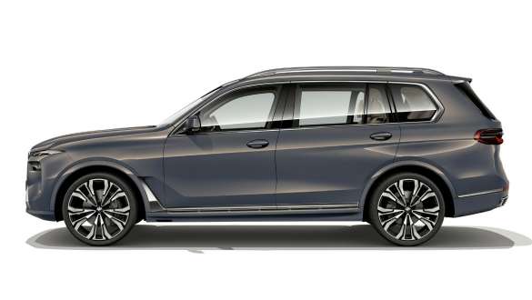 BMW X7 G07 LCI Pogled od strani Peneča bakreno siva kovinska BMW X7 G07 LCI Bočni pogled stoječ peneča bakreno siva kovinska