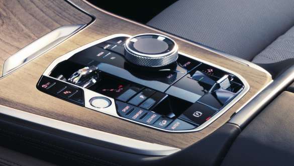 BMW X7, G07, LCI, pogled od blizu na stekleno prevleko CraftedClarity BMW X7, G07, LCI, pogled na stekleno prevleko CraftedClarity v nadzornem središču