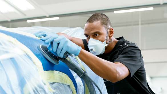 Popravilo in nega BMW, popravila pik BMW Popravilo in nega BMW, popravila pik BMW, zaposleni v servisni delavnici