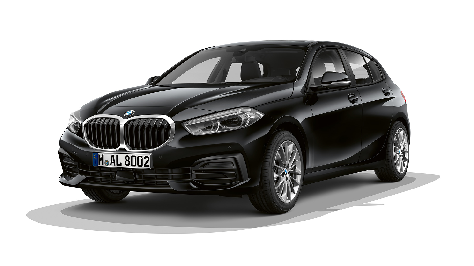 BMW serije 1 kot model Advantage, tričetrtinski sprednji del. BMW serije 1 kot model Advantage v črni barvi, studijski posnetek tričetrtinskega sprednjega dela.