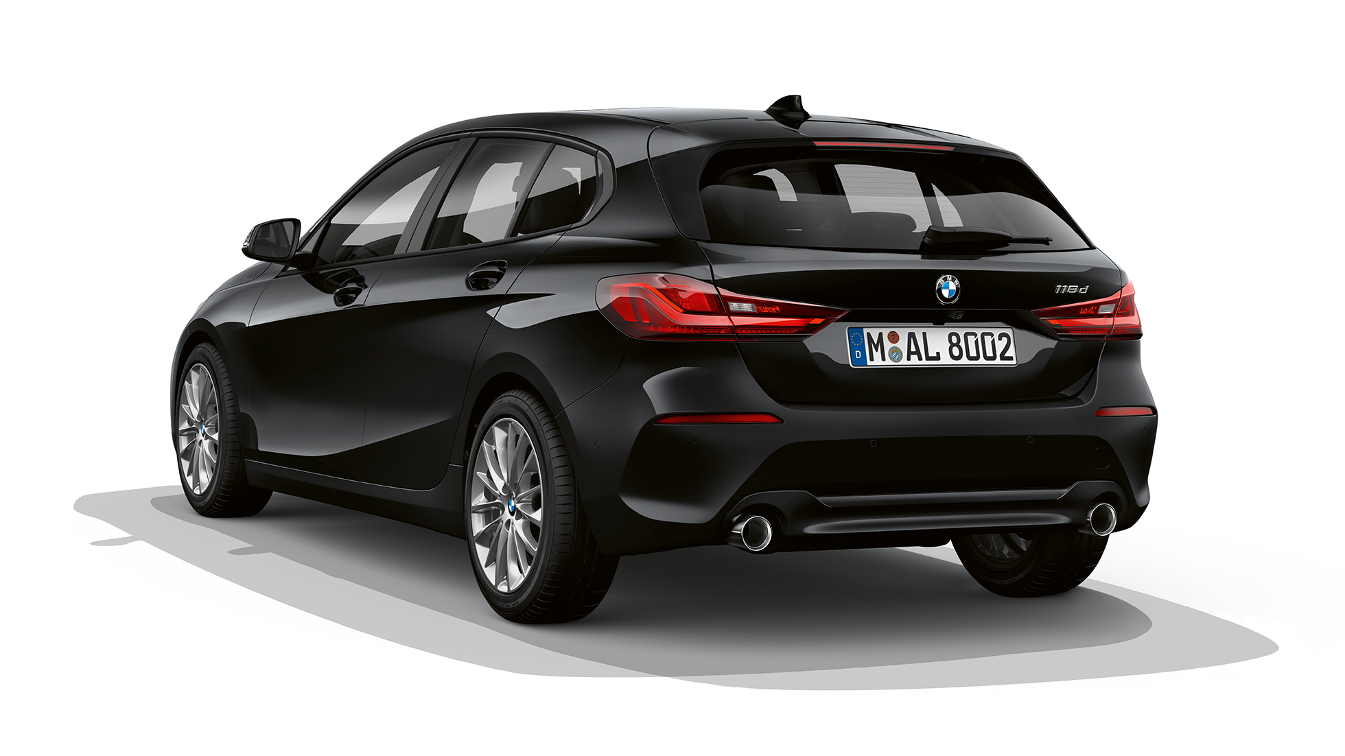 BMW serije 1 kot model Advantage, tričetrtinski sprednji del. BMW serije 1 kot model Advantage v črni barvi, studijski posnetek tričetrtinskega zadka.