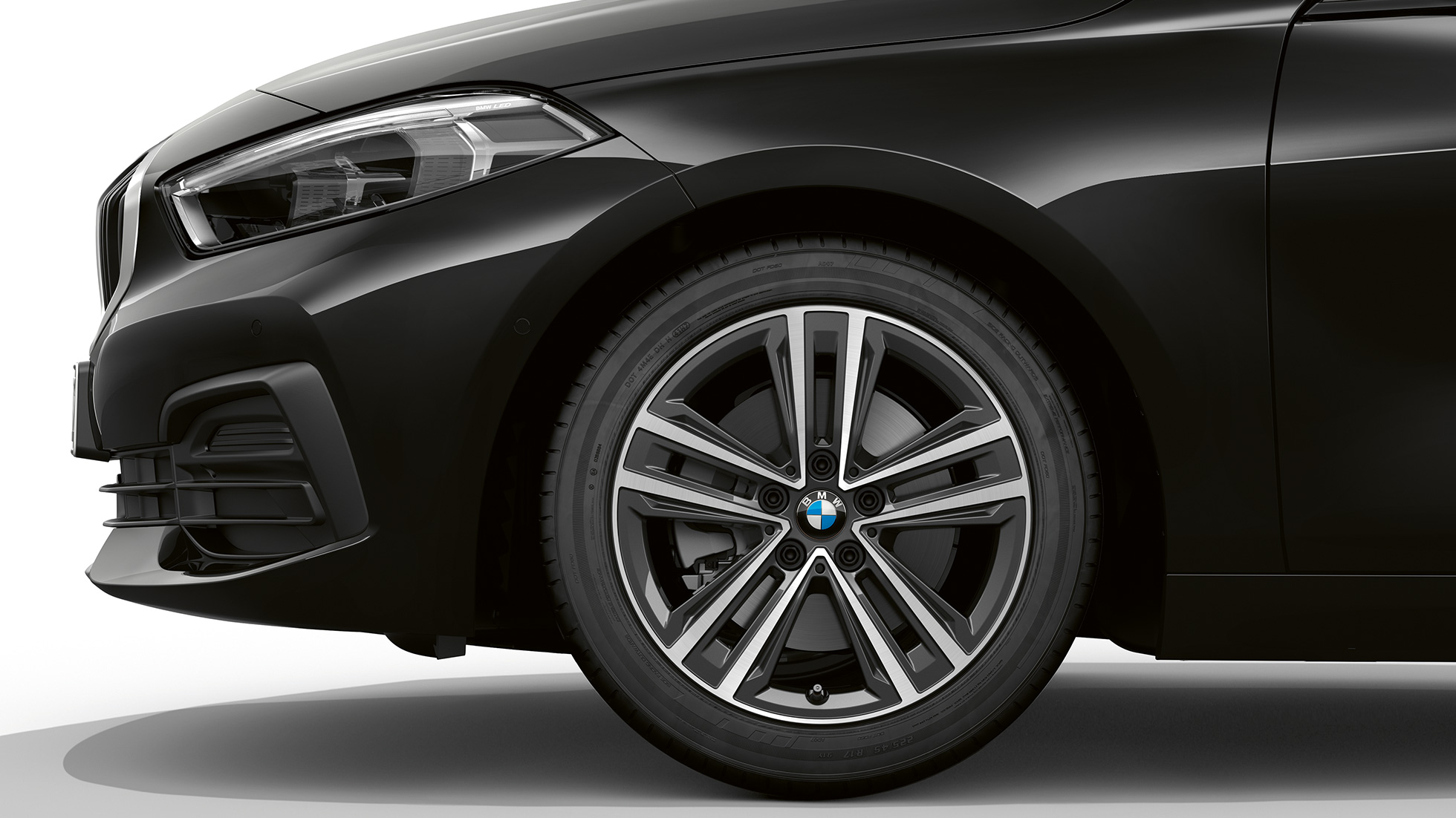 16-palčna lita alu. platišča Star-spoke 517. BMW serije 1 kot model Advantage v črni barvi, stranski pogled od spredaj s 16-palčnimi litimi alu. platišči Star-spoke 517.