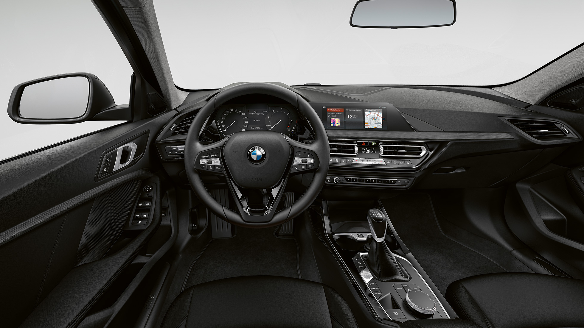 Usnjen volan. BMW serije 1 kot model Advantage, kokpit z usnjenim volanom.