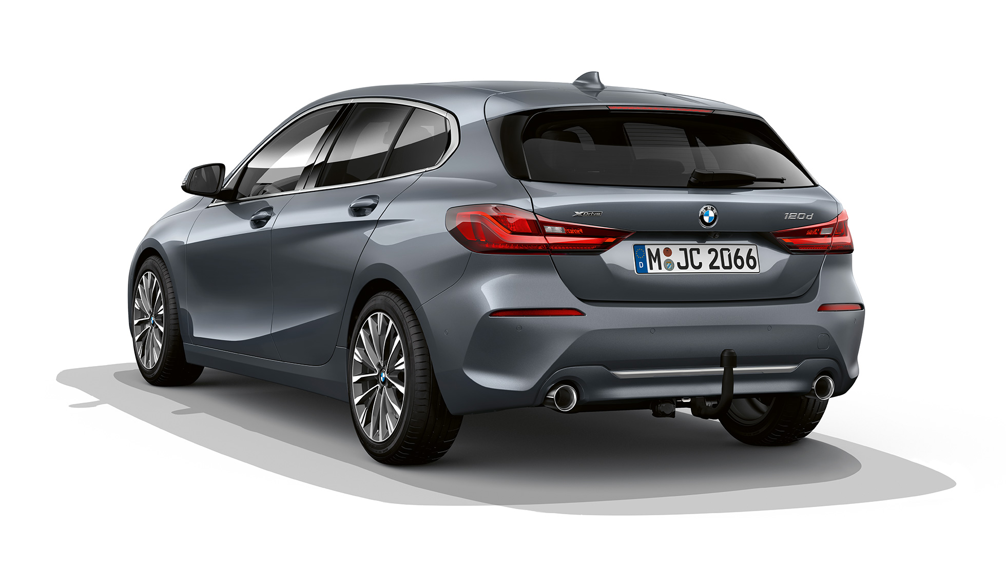 BMW serije 1 kot model Luxury Line, tričetrtinski zadek. BMW serije 1 kot model Luxury Line v kovinski barvi Storm Bay, studijski posnetek tričetrtinskega zadka.