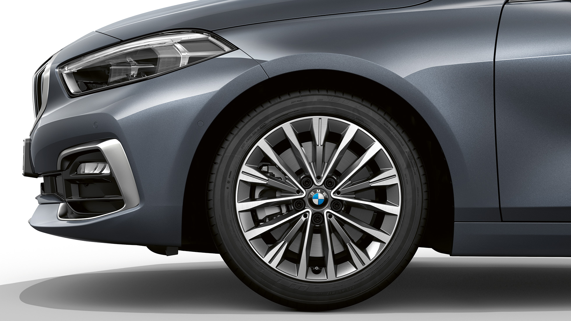 17-palčna lita alu. platišča Multi-spoke 547. BMW serije 1 kot model Luxury Line v kovinski barvi Storm Bay, stranski pogled od spredaj s 17-palčnimi litimi alu. platišči Multi-spoke 547.