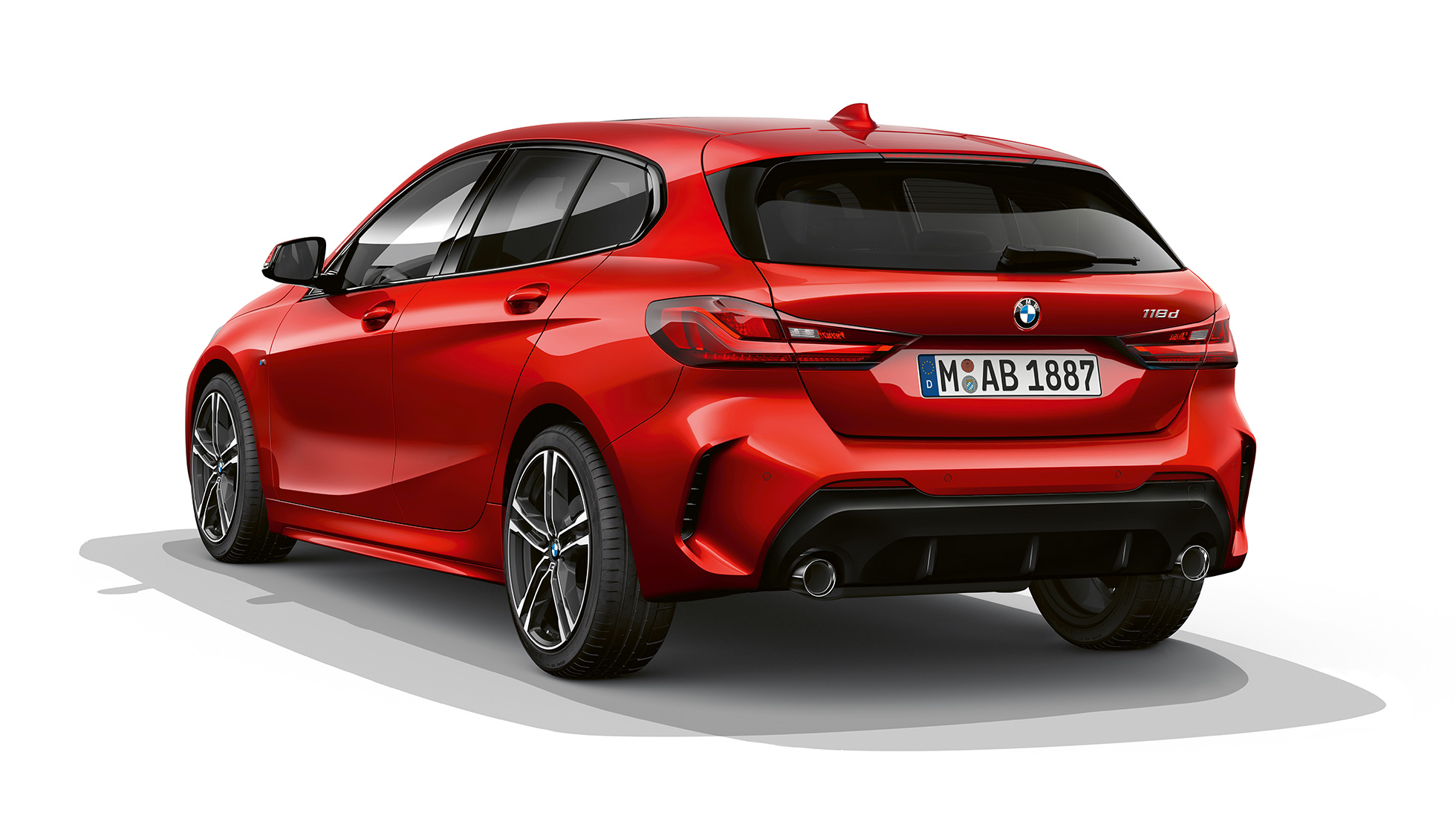 BMW serije 1 kot model M Sport, tričetrtinski zadek. BMW serije 1 kot model M Sport v kovinski barvi Melbourne Red, studijski posnetek tričetrtinskega zadka.