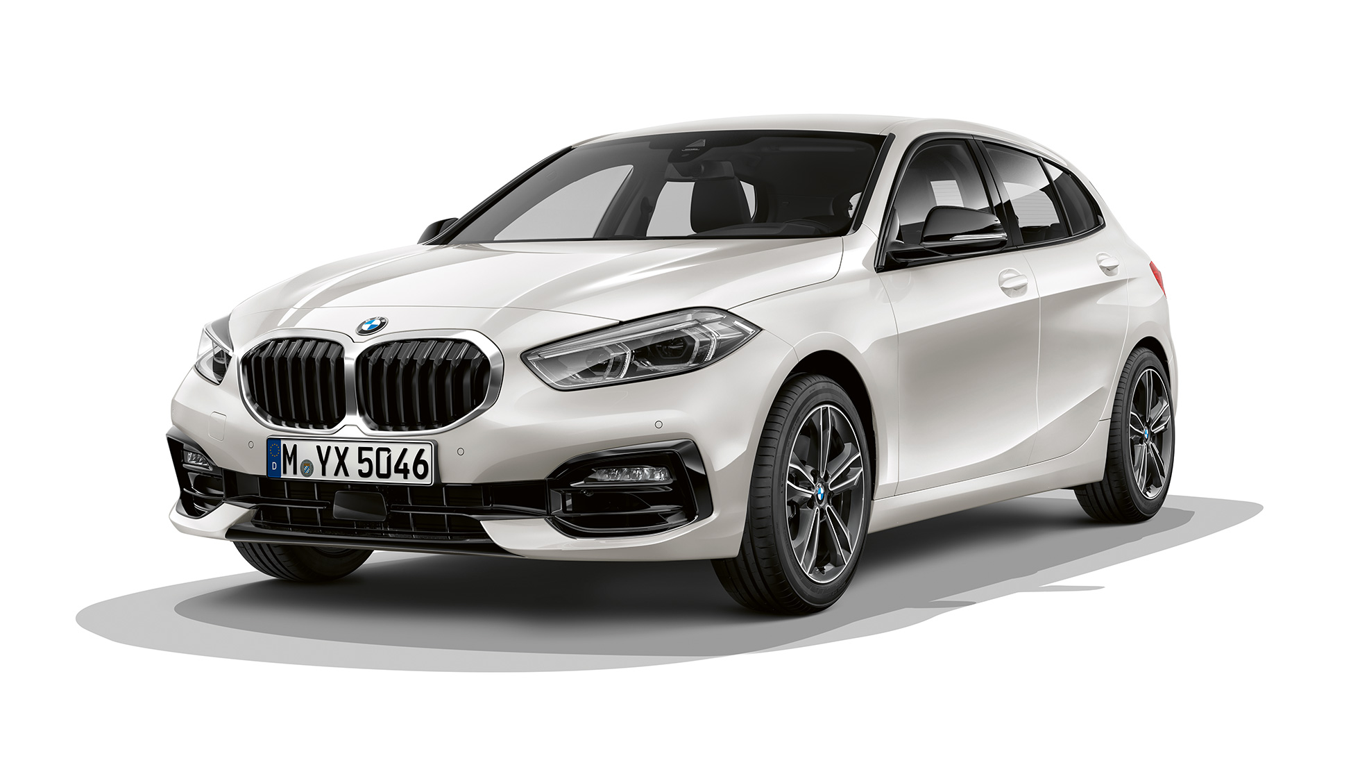 BMW serije 1 kot model Sport Line, tričetrtinski sprednji del. BMW serije 1 kot model Sport Line v kovinski barvi Mineral White, studijski posnetek tričetrtinskega sprednjega dela.