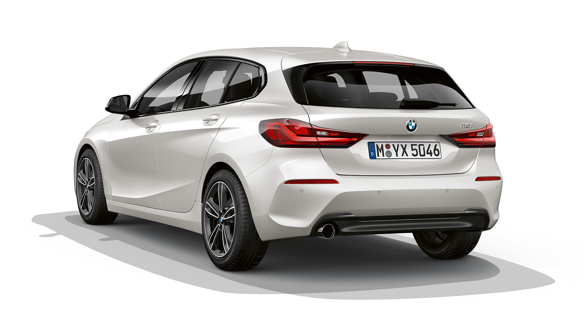 BMW serije 1 kot model Sport Line, tričetrtinski zadek. BMW serije 1 kot model Sport Line v kovinski barvi Mineral White, studijski posnetek tričetrtinskega zadka.