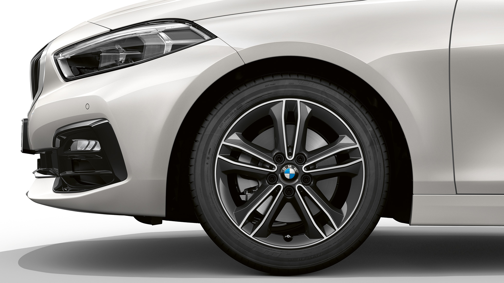 17-palčna lita alu. platišča Double-spoke 549. BMW serije 1 kot model Sport Line v kovinski barvi Mineral White, stranski pogled od spredaj s 17-palčnimi litimi alu. platišči Double-spoke 549.
