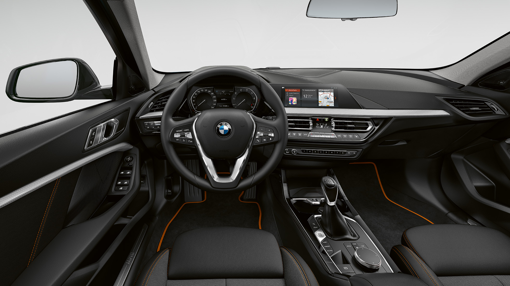 Usnjen športni volan. BMW serije 1 kot model Sport Line, kokpit z usnjenim športnim volanom.
